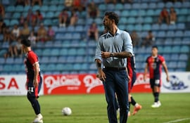 El uruguayo Jorge Bava, entrenador de Cerro Porteño, en el partido ante Sportivo San Lorenzo por la segunda fecha del torneo Apertura 2026 de la Primera División de Paraguay en el estadio Erico Galeano, en Asunción, Paraguay.