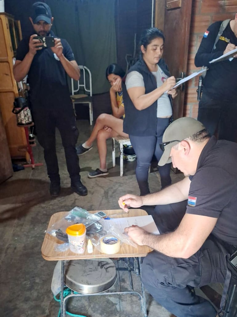 Policías de Crimen Organizado y funcionarios de la Fiscalía en uno de los allanamientos en Filadelfia, Chaco.