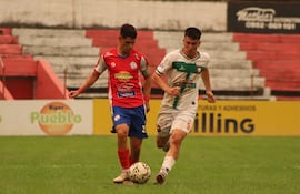 El talentodo mediapunta "librero", Claudio Orquiola extiende el pase ante la presencia cerca del atacante Matías Medina, autor del únito tanto del partido en Cuatro Mojones. (Foto: APF)