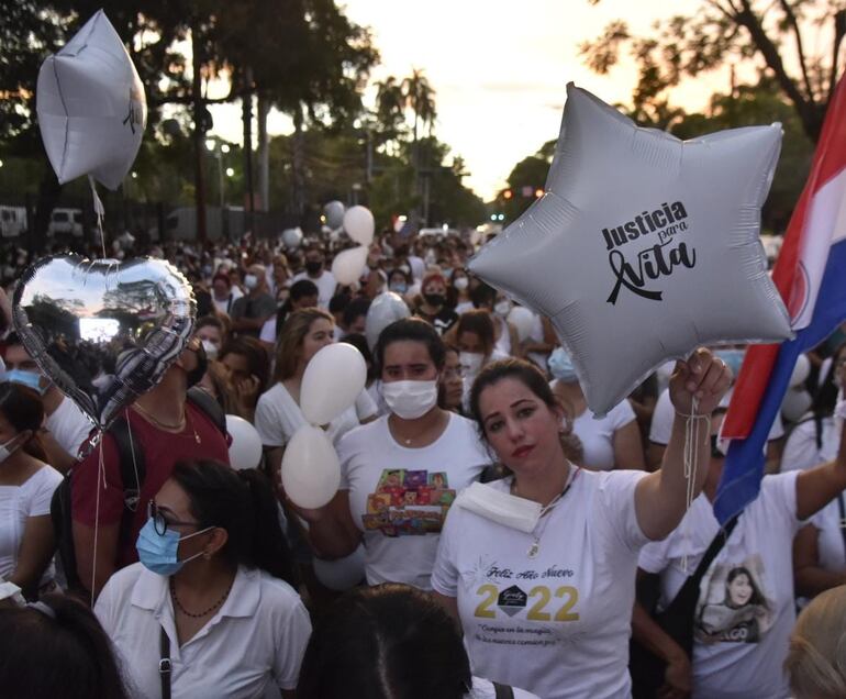 Familias y seguidoras de Vita Aranda llegaron hasta Mburuvicha Róga para pedir justicia
