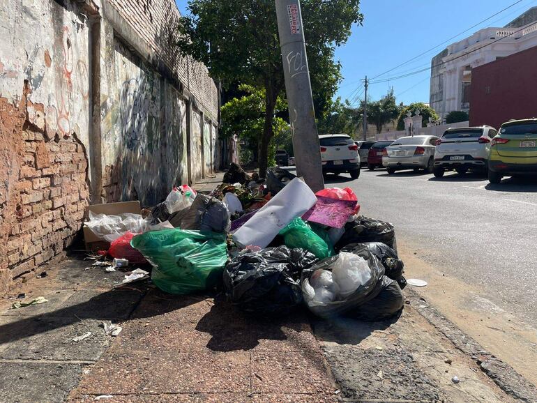 Antequera esquina Manuel Domínguez. La acumulación de bolsas de basura en la vereda refleja un estado de desorden en el espacio público.
