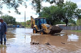 Imagen de archivo. Trabajos de traslado y apertura de caminos en la comunidad de Toro Pampa Chaco Paraguayo en el marco de las inundaciones por lluvias