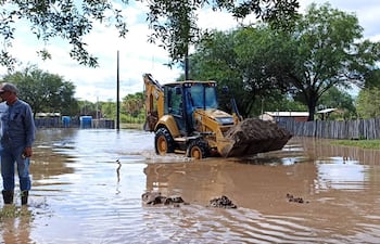 Imagen de archivo. Trabajos de traslado y apertura de caminos en la comunidad de Toro Pampa Chaco Paraguayo en el marco de las inundaciones por lluvias