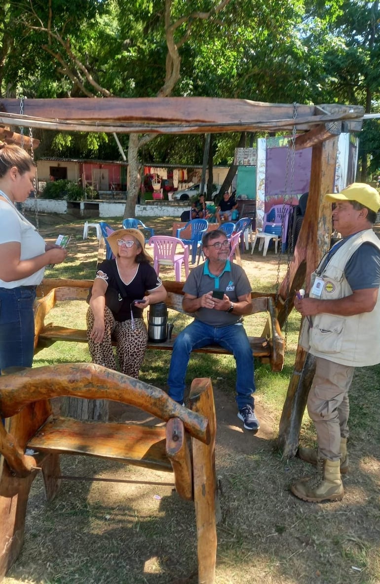 Funcionarios del Senepa reparten notas de prevención y concientización a los visitantes de la ciudad veraniega.