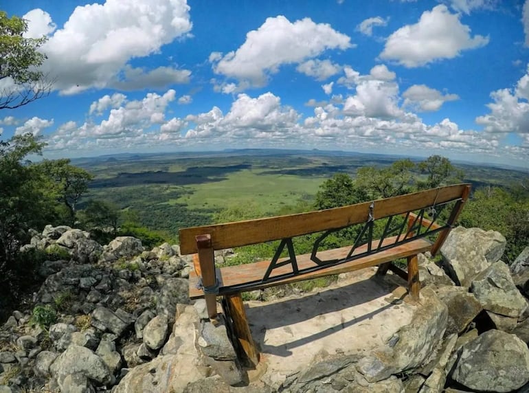 El imponente paisaje natural que se aprecia desde la cima del cerro Acahay.