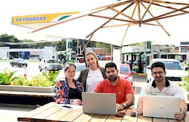 El equipo de Petrobras durante el primer sorteo de la promo.