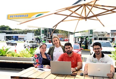 El equipo de Petrobras durante el primer sorteo de la promo.