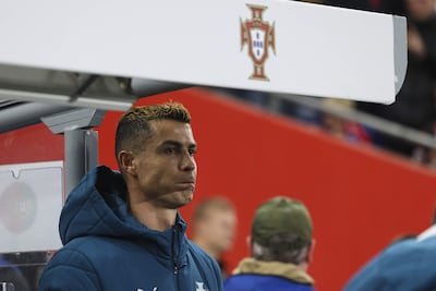 El portugués Cristiano Ronaldo observa desde el banquillo durante el partido de fútbol de la Liga de Naciones de la UEFA entre Noruega y Portugal en el estadio Ullevaal de Oslo, Noruega.