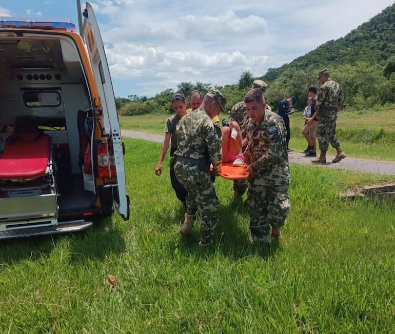 Des recate de la menor participaron bomberos, polic&iacute;as y militares.