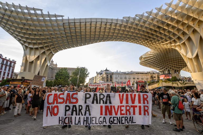 Un momento de la manifestación convocada este viernes por el Sindicato de Inquilinas en la plaza de La Encarnación de Sevilla en protesta por el problema de la vivienda.