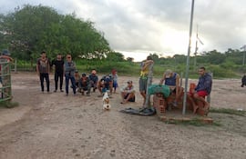 El grupo de trabajadores de estancias, a la espera de ser rescatados, se encuentran en el pequeño local de la comisaria de Maria Auxiliadora, solo con ayuda del helicoptero se podra sacar a estas personas.