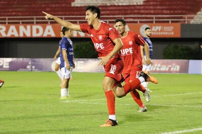 Enzon Bernal celebra uno de los dos tantos que convirtió ayer, en la goleada del "rojo esteño" sobre el 12 de Octubre de Itauguá. (Foto: APF)