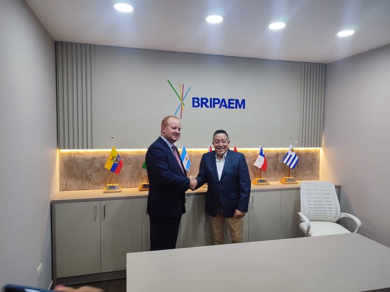 El gobernador Javier Pereira (PLRA), ex presidente de Bripaem, y el secretario general del organismo, Ramón Ortellado.