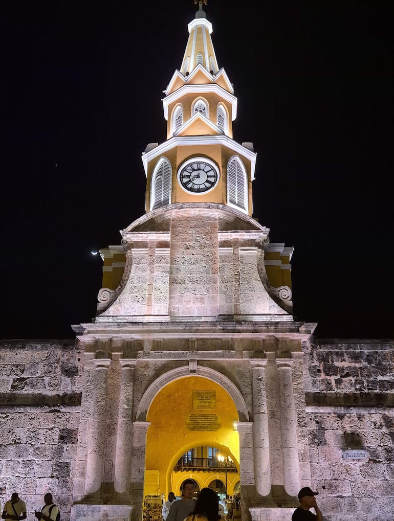 Estructura histórica iluminada con colores beige y amarillo, sin personas visibles en la Plaza de la Paz.