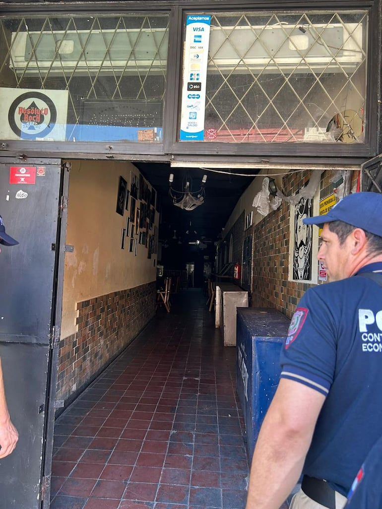 En la entrada del bar Absoluto Rock, en la parte inferior del vidrio, a la derecha, la rotura que habría motivado la violenta reacción de los ahora imputados.