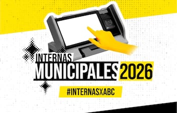 Pantalla táctil de máquina de votación con mano amarilla. Fondo amarillo, texto sobre internas municipales 2026.
