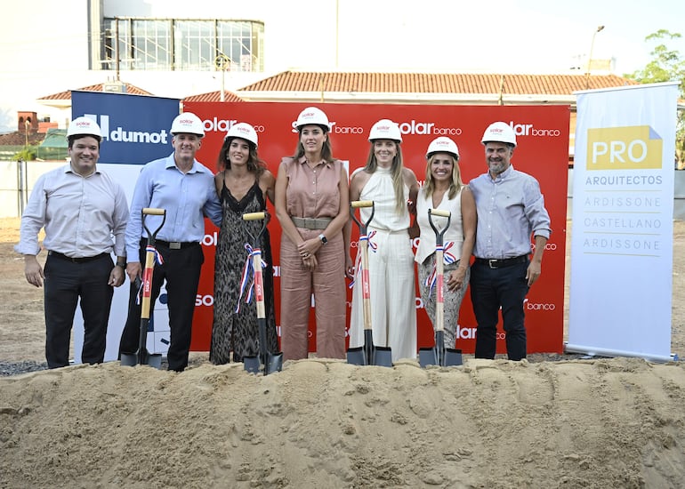 José Riccardi, Felipe Burró, Silvia Burró, Viviana Burró, Birgit Burró, Patricia Capurro y Oscar Cristaldo en la palada inicial de la casa matriz de Solar Banco.