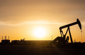 Se observa una bomba de extracción de petróleo al atardecer del 16 de marzo de 2026 en Midland, Texas.