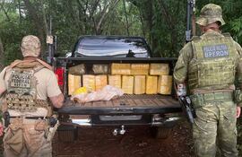 La droga fue hallada en la carrocería de la camioneta abandonada.