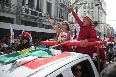 297
El presidente de Brasil y candidato presidencial, Luiz Inácio Lula da Silva, del Partido de los Trabajadores (PT), saluda a sus simpatizantes durante un acto de campaña en Juiz de Fora, en el estado de Minas Gerais.