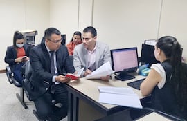 Wilfrido Cáceres (d) ejerce la defensa de su esposa Ruth Da Silva, Camila Ramírez y Elvira Gómez, quienes están atrás participando de la audiencia preliminar.