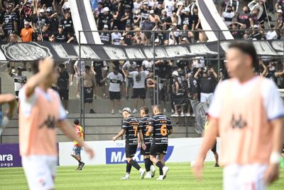 Los jugadores de Olimpia dejan el campo de juego al finalizar el primer tiempo del partido frente a Nacional por la fecha 12 del torneo Clausura 2025 de la Primera División de Paraguay en el estadio Arsenio Erico, en Asunción, Paraguay.