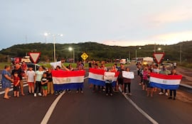 Vecinos de Itacurubí protestan por constantes cortes de energía