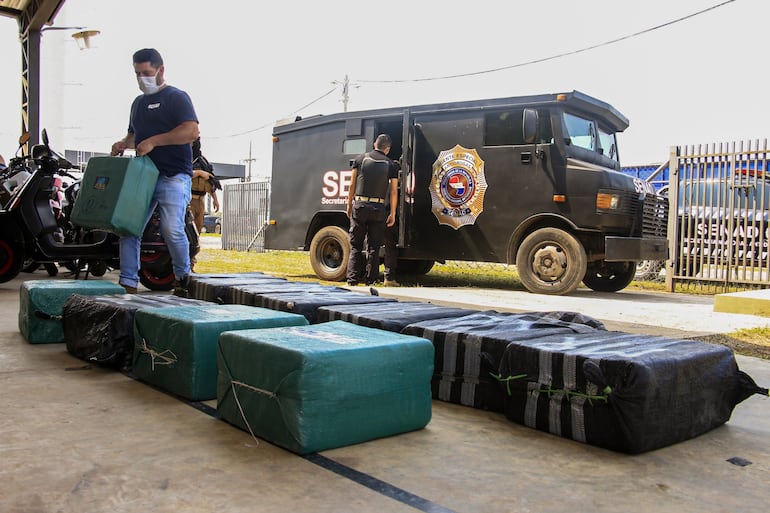 Agentes de la examinan la carga de cocaína hallada en la estancia, perteneciente a Fernando Balbuena.