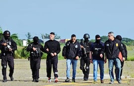 Imagen de Sebastián Marset en el aeropuerto de Viru Viru, Bolivia, antes de emprender vuelo rumbo a Estados Unidos, en el marco de su extradición.