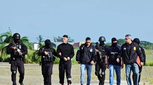 Imagen de Sebastián Marset en el aeropuerto de Viru Viru, Bolivia, antes de emprender vuelo rumbo a Estados Unidos, en el marco de su extradición.