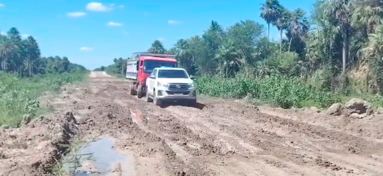 Una camioneta todo terreno ayudaba a otro de mayor porte, a pasar un tramo de barro, en la mañana del martes.