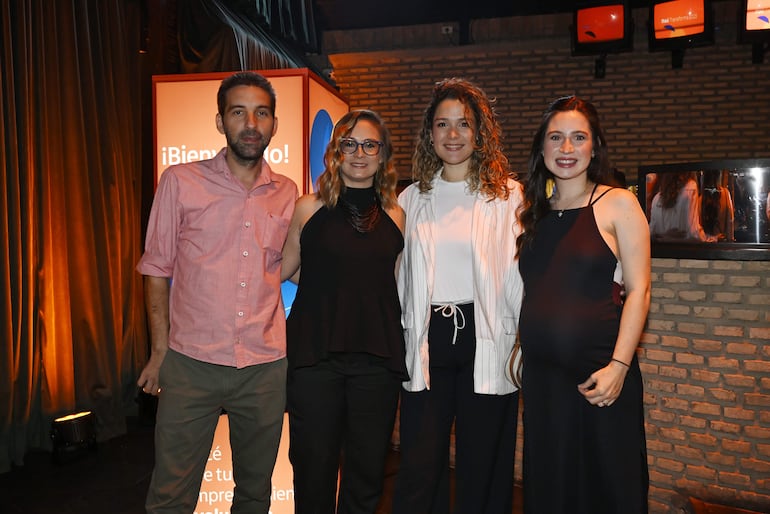 Hermann Guggiari, María José González, Maca Martínez y Romina Benítez.
