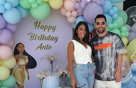 La cumpleañera Antonela Roccuzzo con su esposo Lionel Messi.