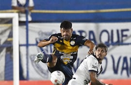 Peligrosa intervención con pierna levantada del defensor trinidense César Benítez, en la marca a Elvio Vera, autor del gol de la “V”.