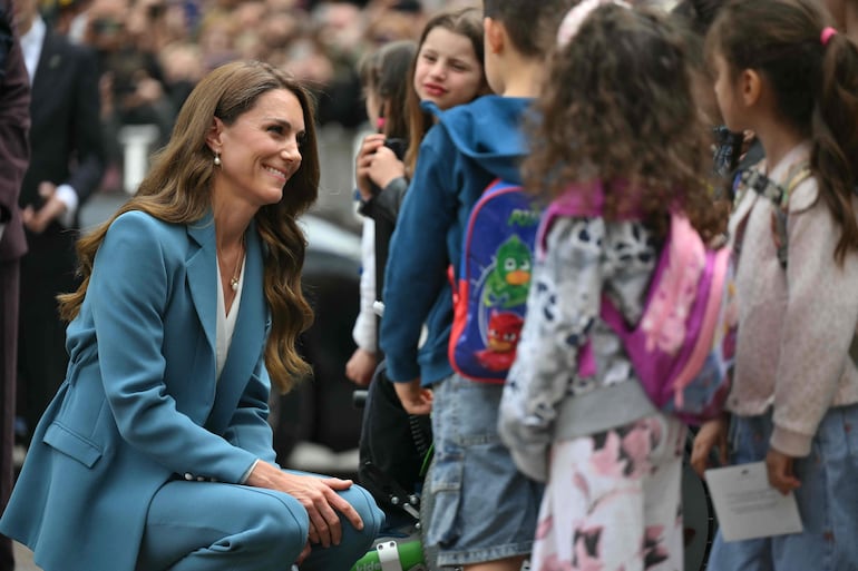 Kate Middleton conversa con los niños que la recibieron con mucho cariño en Reggio Emilia. (Marco BERTORELLO / POOL / AFP)