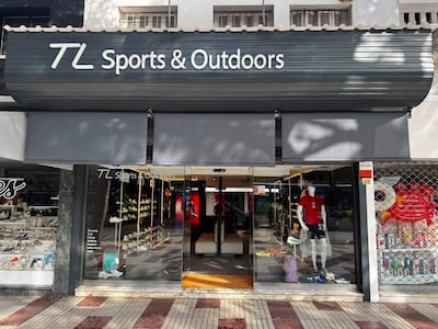 TL Sports & Outdoors llega a Costa Brava, España, con una amplia variedad de indumentaria y artículos deportivos.