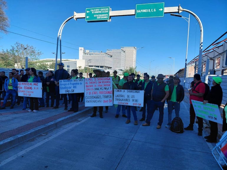 Sobrecarga laboral, burocracia y falta de presupuesto: docentes se movilizan y denuncian bloqueo policial