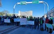 Policías cierran el paso a docentes que pretendían llegar hasta la oficina del MEC zona puerto