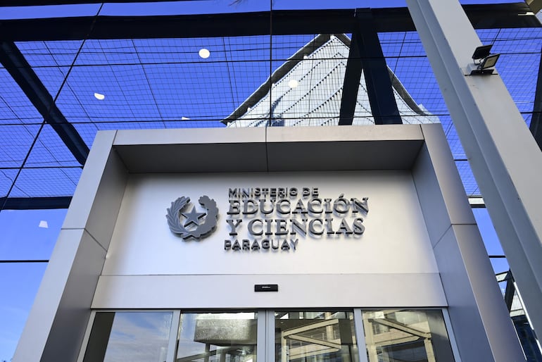 Fachada moderna del Ministerio de Educación y Ciencias de Paraguay, con el emblema institucional y cielo despejado.