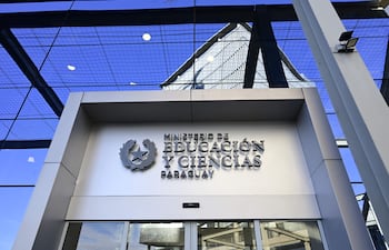 Fachada moderna del Ministerio de Educación y Ciencias de Paraguay, con el emblema institucional y cielo despejado.