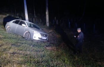 La Policía halló abandonado el automóvil presuntamente utilizado por los asaltantes en la huida.