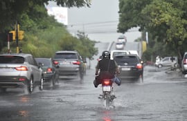 Recomiendan reducir la velocidad, aumentar la distancia y verificar el estado del vehículo, en días de lluvia.