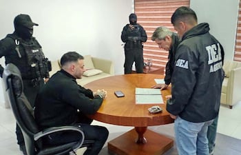 Sebastián Enrique Marset Cabrera (sentado), interrogado por agentes de la DEA de Estados Unidos en Bolivia.
