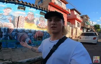 Sebastián Pilgart, un youtuber danés, mostrando los bellos murales de la Chacarita.