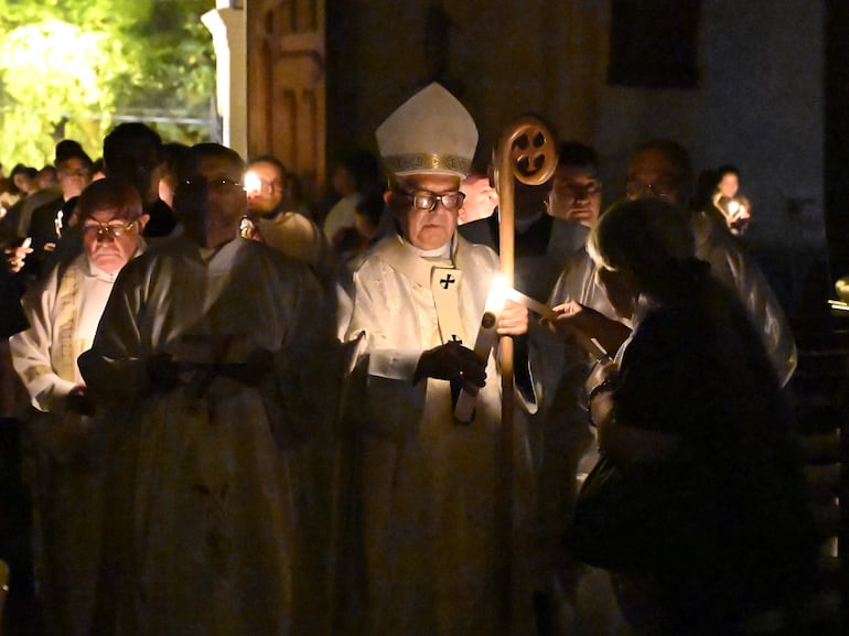 La Vigilia Pascual comenzó con las luces encendidas.
