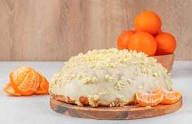 Pan dulce con glaseado de chocolate blanco y mandarinas, imagen ilustrativa.