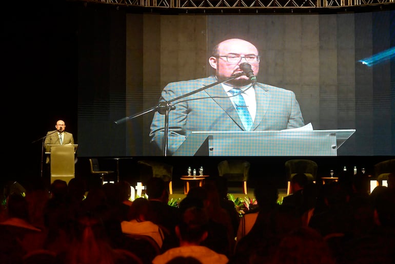 El programa "Ikatu", presentado por el Prof. Dr. Hernando Javier Quiñónez Sarabia, rector de la UMAX, apuesta por la prevención, la investigación y el acompañamiento integral frente a las adicciones.