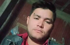 Selfie de Fernando Ariel Escobar Silva. Viste una camisa y remera roja con un abrigo oscuro.