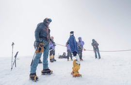 Fotografía del 5 de Junio de 2026 cedida por David Gutiérrez del robot humanoide llamado Pemba (c) en la cumbre del volcán Chimborazo.