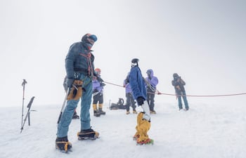 Fotografía del 5 de Junio de 2026 cedida por David Gutiérrez del robot humanoide llamado Pemba (c) en la cumbre del volcán Chimborazo.